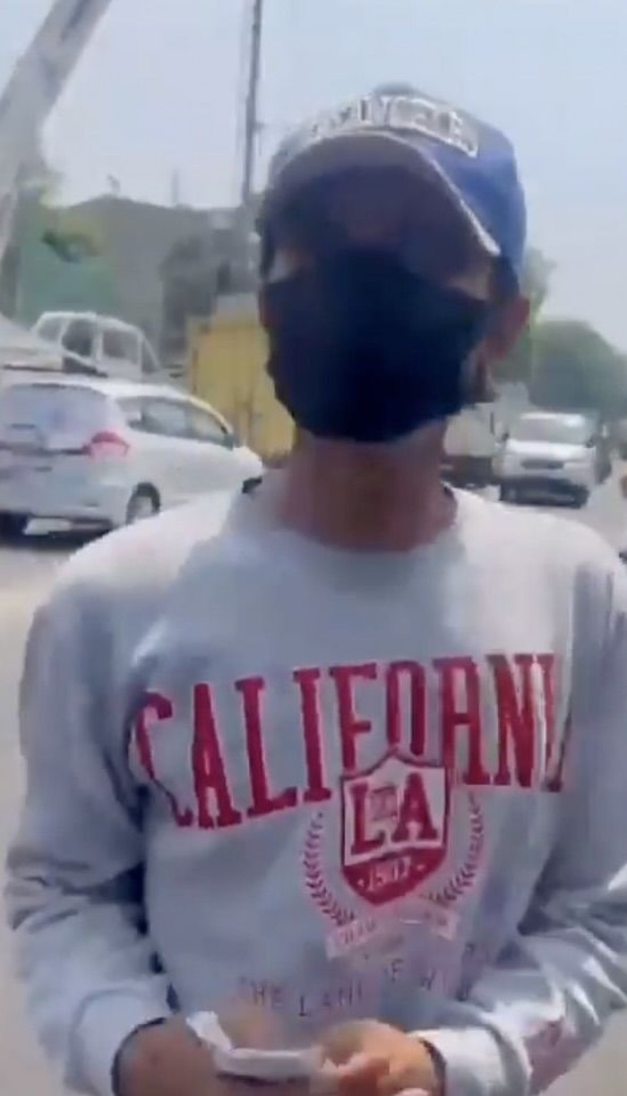 Jukir liar memaksa tarif hingga ajak duel pemotor di Jalan Jembatan Lima, Tambora, Jakarta Barat.