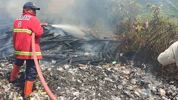 Kantin MI Miftahul Ulum, Jogoloyo, Wonosalam, Demak, ludes terbakar, Minggu (9/8/2026). Kantin MI Miftahul Ulum, Jogoloyo, Wonosalam, Demak, ludes terbakar, Minggu (9/8/2026).