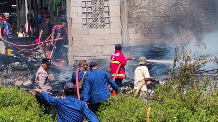 Kantin MI Miftahul Ulum, Jogoloyo, Wonosalam, Demak, ludes terbakar, Minggu (9/8/2026).