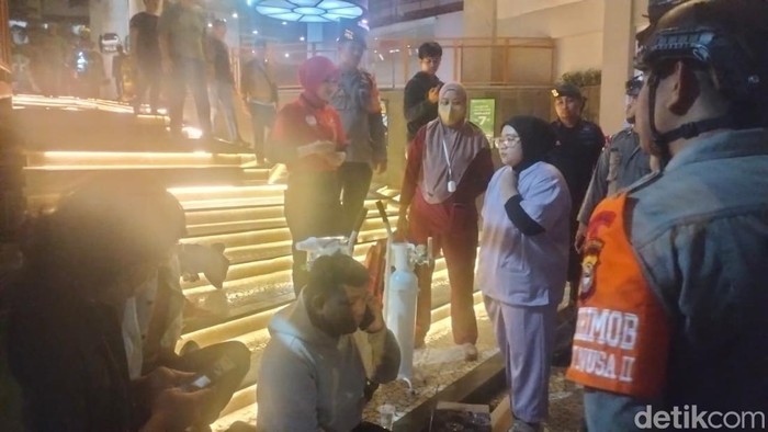 Kebakaran di Mal Nipah Makassar sempat membuat karyawan terjebak.