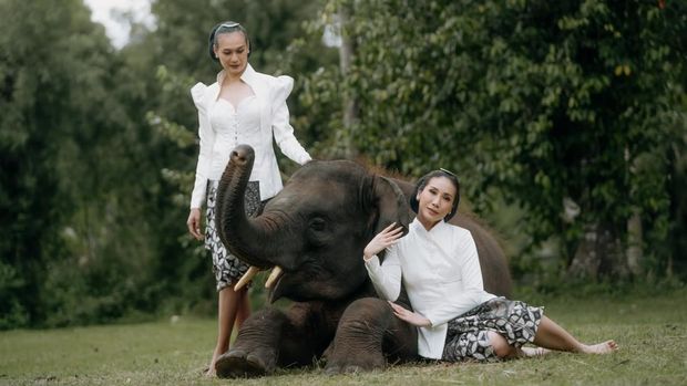 Kebaya Adhikari Kebaya Adhikari
