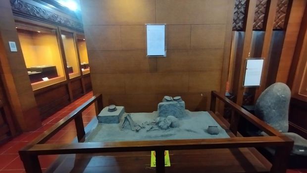 Kerangka manusia purba modern (Homo sapiens) di Museum Bali Kerangka manusia purba modern (Homo sapiens) di Museum Bali, Selasa (4/8/2026). Di samping kerangka tersebut terdapat sejumlah bekal kubur.