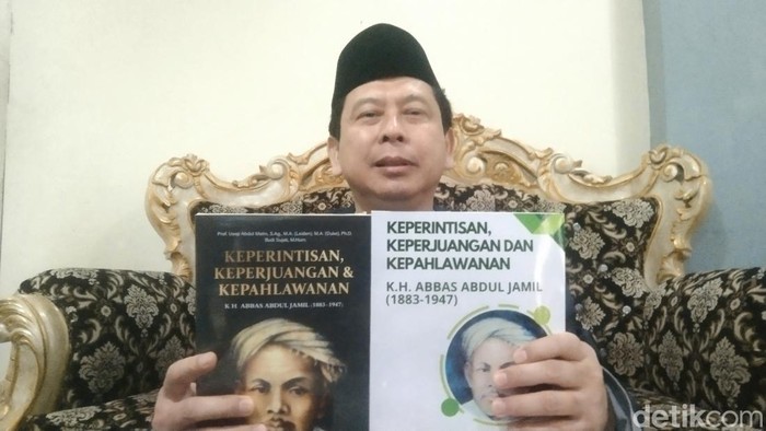 Ketua Tim Peneliti dan Pengkaji Gelar Tingkat Pusat (TP2GP) Usep Abdul Matin menunjukkan buku KH Abbas Abdul Jamil.