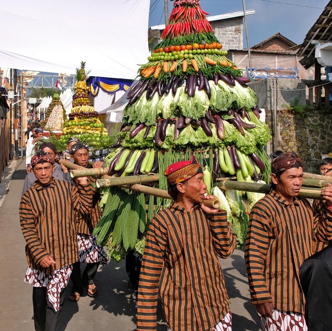 Kirab Hasil Bumi Warnai Festival Lembutan di Lereng Gunung Sindoro