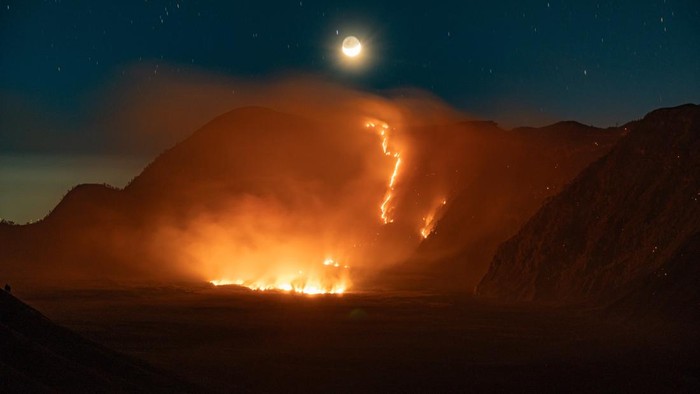 Asap dan kobaran api terlihat di kawasan Taman Nasional Bromo Tengger Semeru (TNBTS), Kabupaten Probolinggo, Jawa Timur, Minggu (9/8/2026) dini hari. Kebakaran hutan dan lahan tersebut meluas hingga diperkirakan mencapai 176 hektare akibat hembusan angin dan masih menyisakan sejumlah titik api, sementara petugas terus melakukan penanganan untuk mencegah api meluas ke kawasan lainnya. ANTARA FOTO/Irfan Sumanjaya/tom.