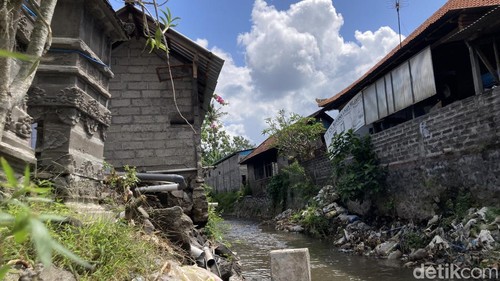 Kondisi tanggul sungai Candigara di Dusun Bingin, Desa Kusamba, Kecamatan Dawan, Klungkung, Bali, yang rusak akibat banjir luapan, Minggu (9/8/2026). (Fatih Kudus Jaelani/detikBali).