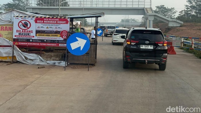 Kondisi Tol Palembang-Betung yang digunakan secara fungsional demi mengatasi macet panjang di Banyuasin