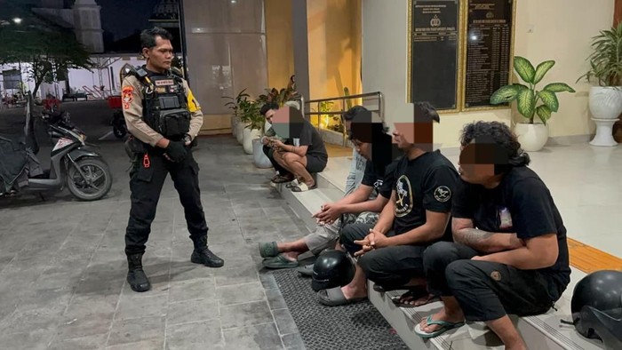 Massa ormas diamankan polisi usai sweeping miras di Solo