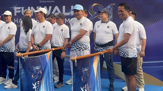 Menteri Hukum (Menkum) Supratman Andi Agtas menggelar fun walk di Car Free Day (CFD) Jalan Rasuna Said, Jakarta Selatan.
