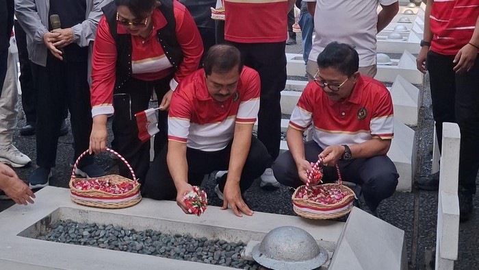 Menteri Imipas Ziarah ke TMP Taruna Tangerang Jelang HUT Ke-81 RI