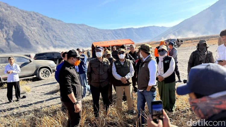 Momen Menhut Raja Juli Memantau Kebakaran Bromo