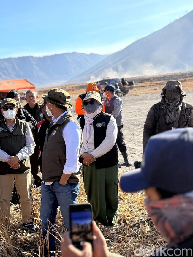 Momen Menhut Raja Juli Memantau Kebakaran Bromo