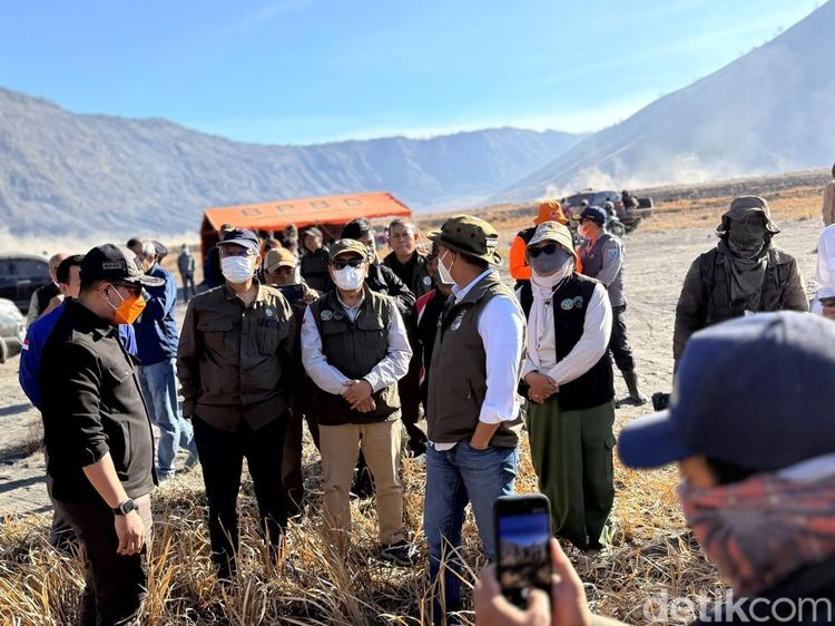 Momen Menhut Raja Juli Memantau Kebakaran Bromo