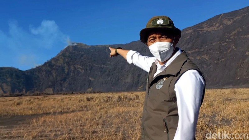Menteri Kehutanan RI, Raja Juli Antoni tinjau kebakaran bromo