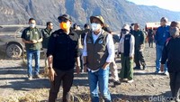 Raja Juli memastikan operasi tiga helikopter water bombing akan terus dilakukan hingga kebakaran benar-benar padam.