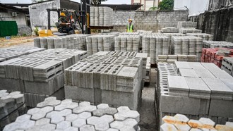 Menyulap Sampah Plastik Menjadi Paving Blok