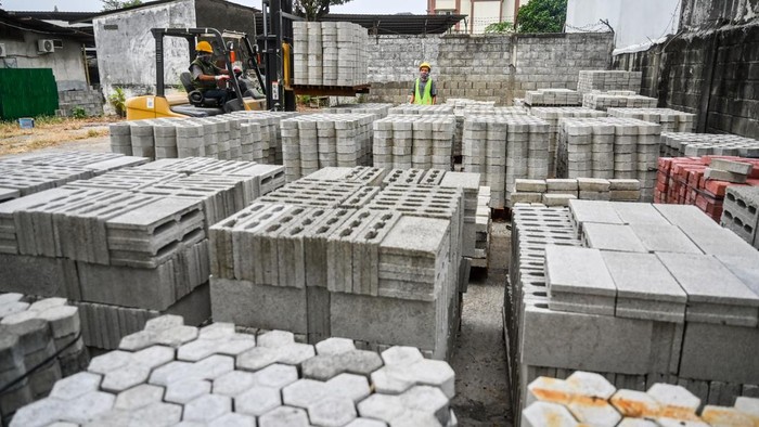 Pekerja menghancurkan sampah plastik untuk dijadikan paving blok di salah satu tempat pengolahan sampah plastik di Jakarta, Jumat (7/8/2026). Dalam sehari tempat pengolahan tersebut mampu memproduksi 500 meter persegi paving blok dengan menggunakan satu ton sampah plastik yang tertolak dengan harga jual Rp150 ribu permeter persegi. ANTARA FOTO/Rivan Awal Lingga/hma