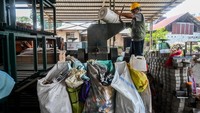 Dalam sehari, tempat pengolahan tersebut mampu memproduksi sekitar 500 meter persegi paving blok. ANTARA FOTO/Rivan Awal Lingga  