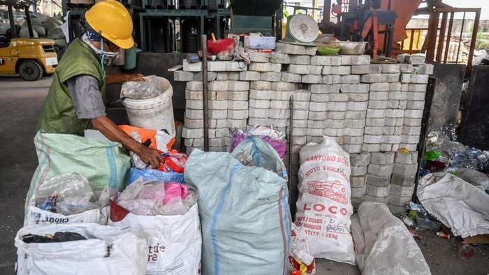 Pekerja menghancurkan sampah plastik untuk dijadikan paving blok di salah satu tempat pengolahan sampah plastik di Jakarta, Jumat (7/8/2026). Dalam sehari tempat pengolahan tersebut mampu memproduksi 500 meter persegi paving blok dengan menggunakan satu ton sampah plastik yang tertolak dengan harga jual Rp150 ribu permeter persegi. ANTARA FOTO/Rivan Awal Lingga/hma
