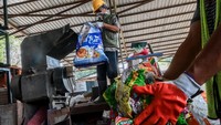 Sampah plastik yang digunakan merupakan sampah tertolak yang kemudian diproses menjadi material paving blok. ANTARA FOTO/Rivan Awal Lingga  