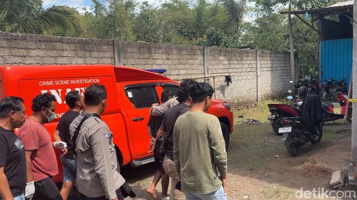 Olah TKP suami tusuk istri hingga tewas di Banyuwangi