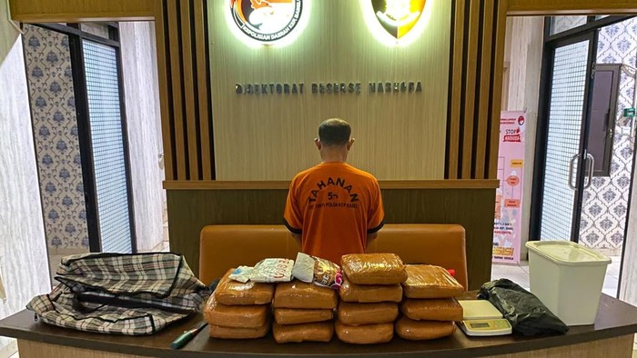 Pelaku dan barang bukti saat diamankan polisi