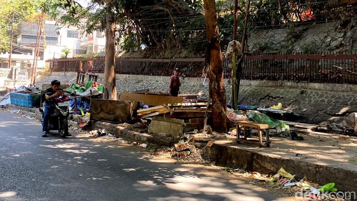 Penampakan trotoar di Bandung masih dipenuhi puing-puing eks lapak PKL