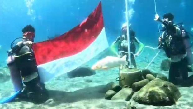 Pengibaran bendera merah putih di dalam Umbul Ponggok Klaten, Minggu (9/8/2026).