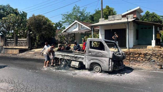 Pikap ludes terbakar di jalan Tayu-Jepara, Desa Payak, Kecamatan Cluwak, Kabupaten Pati, Minggu (9/8/2026).