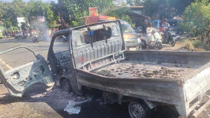 Pikap ludes terbakar di jalan Tayu-Jepara, Desa Payak, Kecamatan Cluwak, Kabupaten Pati, Minggu (9/8/2026).