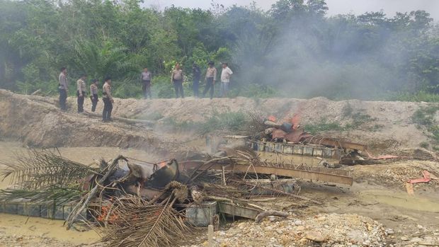 Polda Riau menggelar Operasi PETI Kuantan Merah Putih Presisi 2026 dan memusnahkan belasan rakit Polda Riau menggelar Operasi PETI Kuantan Merah Putih Presisi 2026 dan memusnahkan belasan rakit, Minggu (9/8/2026).