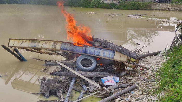 Polda Riau menggelar Operasi PETI Kuantan Merah Putih Presisi 2026 dan memusnahkan belasan rakit, Minggu (9/8/2026).