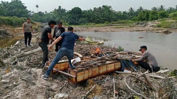 Polda Riau menggelar Operasi PETI Kuantan Merah Putih Presisi 2026 dan memusnahkan belasan rakit Polda Riau menggelar Operasi PETI Kuantan Merah Putih Presisi 2026 dan memusnahkan belasan rakit, Minggu (9/8/2026).