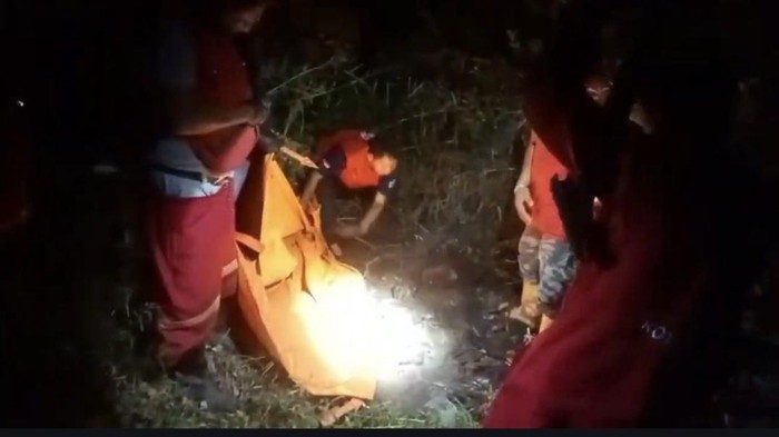 Polisi dan PMI mengevakuasi mayat yang ditemukan di semak belukar Palembang