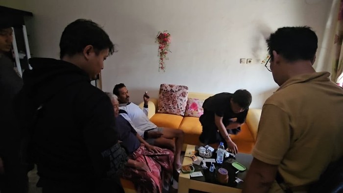 Polisi mengamankan dua tersangka dan sejumlah barang bukti dalam kasus peredaran sabu di Temanggung, Sabtu (8/8/2026).