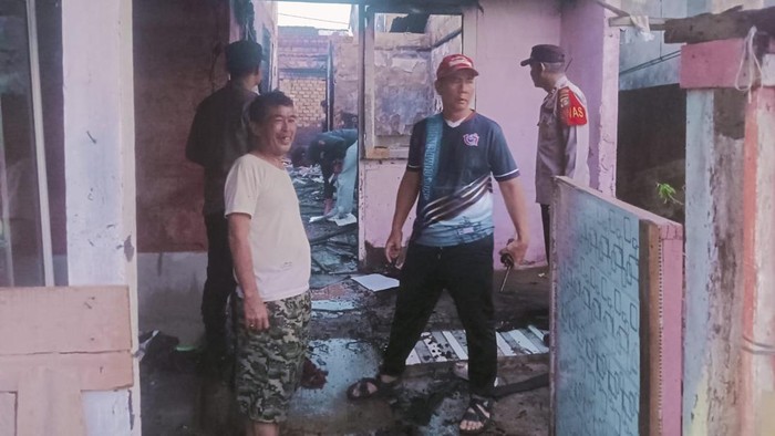 Polisi olah TKP kebakaran rumah di Palembang