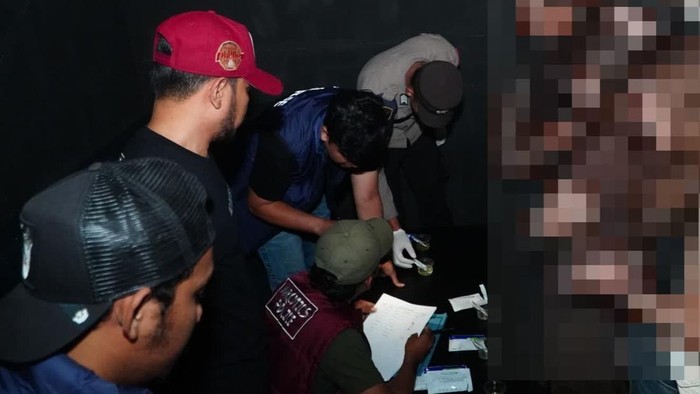 Polisi saat melakukan razia di tempat hiburan malam Cirebon