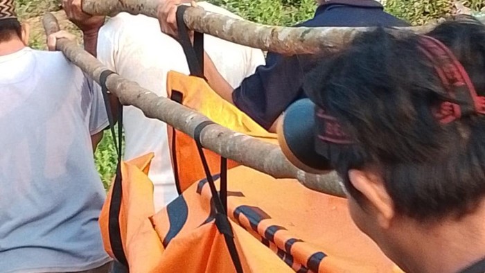 Polisi saat mengevakuasi jasad warga di Muba
