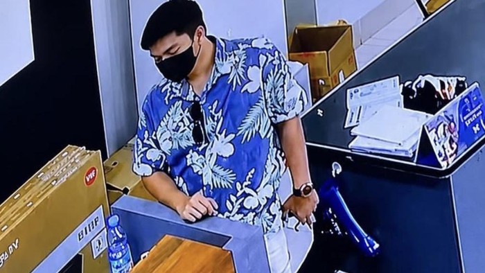 Frederick Roring di Makassar melaporkan penggunaan kartu kreditnya senilai Rp 341 juta oleh orang tidak dikenal untuk membeli emas dan iPhone 17 Pro Max.