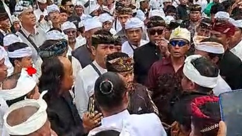 Ratusan pemedek dari Pasemetonan Tangkas Kori Agung Bali-Nusantara memenuhi gerbang Pura Kawitan Tangkas Kori Agung, Desa Tangkas, Klungkung, Bali, Minggu (9/8/2026). (Foto: Dok. Istimewa)