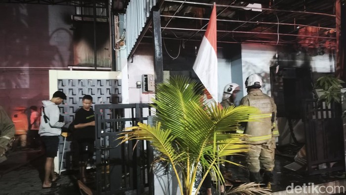 Rumah terbakar di Kelurahan Muktiharjo Kidul, Kecamatan Pedurungan, Kota Semarang, Minggu (9/8/2026) malam.