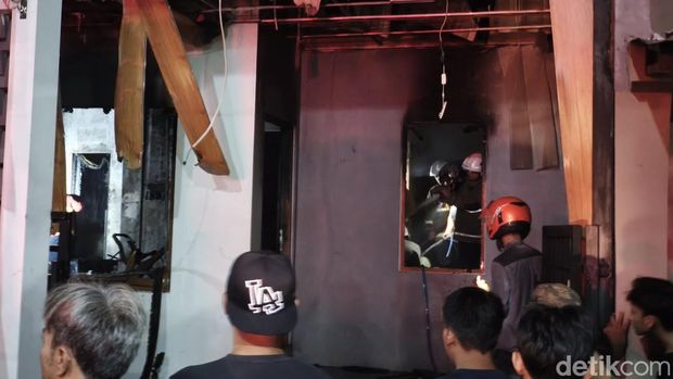 Rumah terbakar di Kelurahan Muktiharjo Kidul, Kecamatan Pedurungan, Kota Semarang, Minggu (9/8/2026) malam.