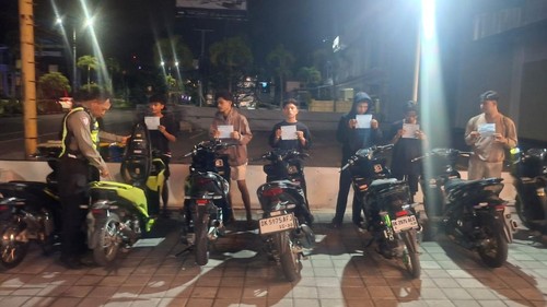 Satlantas Polresta Denpasar menindak pelanggar lalu lintas saat razia di sepanjang Jalan Sunset Road hingga Jalan Bypass Ngurah Rai pada Sabtu (8/8/2026) malam hingga Minggu (9/8/2026) dini hari. (Dok. Polresta Denpasar)