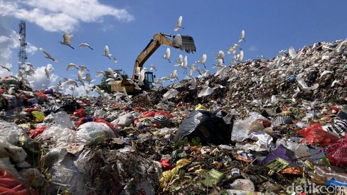 Sebuah alat berat sedang mengeruk gunungan sampah residu di TOSS Center Karangdadi, Desa Kusamba, Kecamatan Dawan, Klungkung, Bali, Minggu (9/8/2026). (Fatih Kudus Jaelani/detikBali).