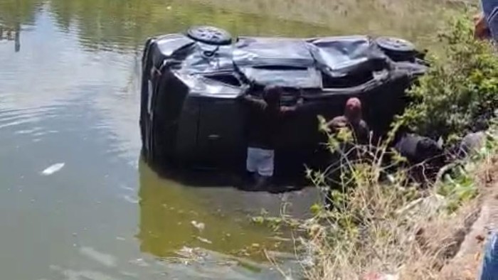 Sebuah mobil Honda Brio terjun ke empang di Barru, Sulsel, diduga akibat sopir mengantuk.
