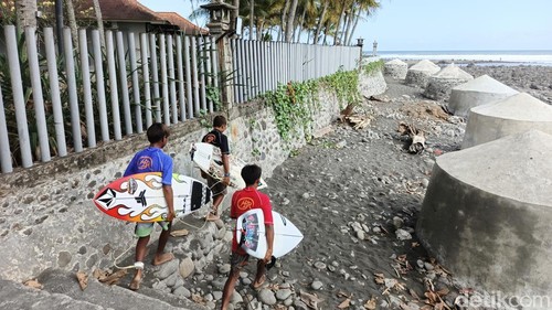Sejumlah surfer bersiap mengikuti ajang Medewi Board Riders (MBR) Challenge di Pantai Medewi, Kecamatan Pekutatan, Jembrana, Bali, Minggu (9/8/2026). (I Putu Adi Budiastrawan/detikBali)