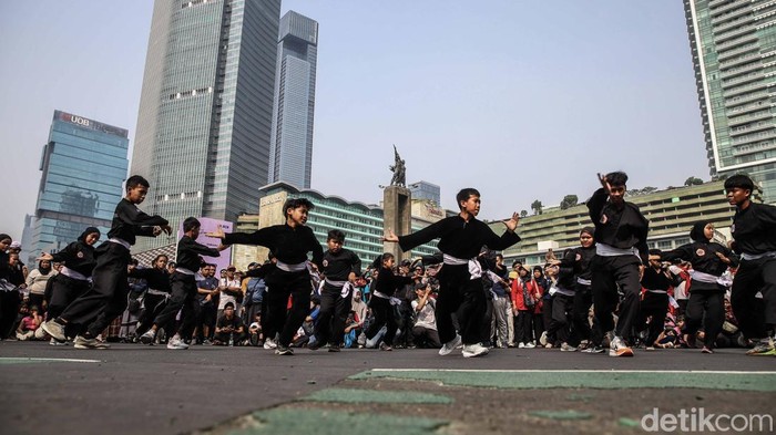 Ribuan peserta pencak silat melakukan aksi flash mob di Car Free Day, Bundaran HI, Jakarta, Minggu (9/8/2026).