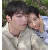 Namun, di tengah perjalanan cintanya, karakter Seo Kang Joon dan Ahn Eun Jin mengalami perubahan emosional hingga mempertanyakan keinginan menikah. Hubungan yang dulunya hangat terasa dingin dan kini berada di ambang putus. Foto: dok. KBS2