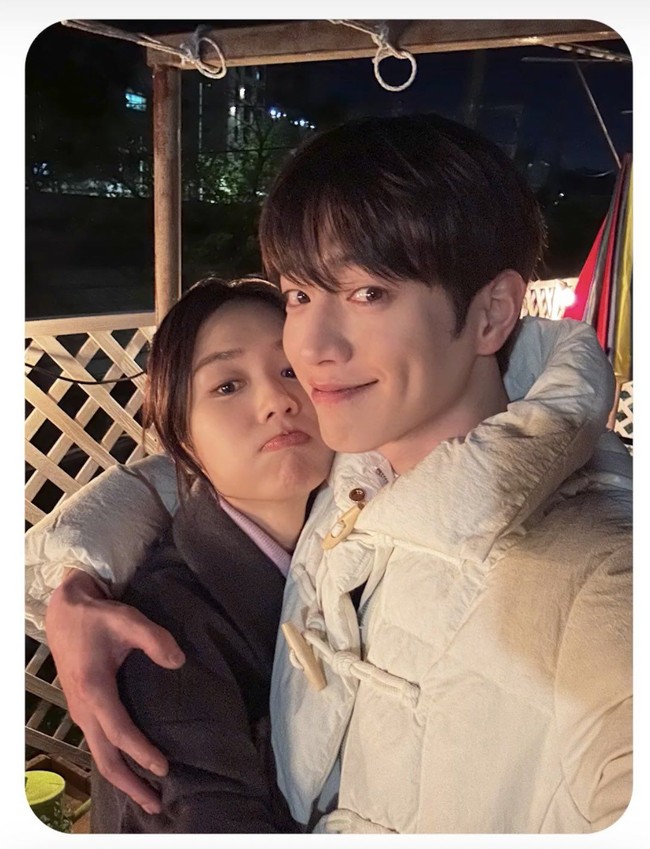 Seo Kang Joon dan Ahn Eun Jin siap memasuki bucin era. Keduanya menebar kemesraan sebagai pasangan kekasih di drama Korea A Love Other Than Yours. Foto: dok. KBS2
