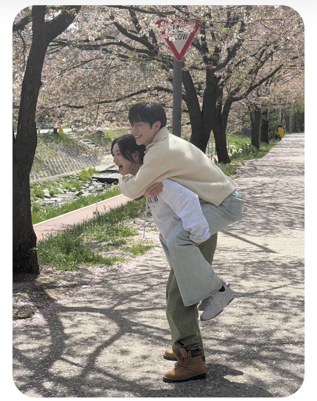Dalam foto yang beredar, Seo Kang Joon dan Ahn Eun Jin menampilkan chemistry sebagai pasangan yang diceritakan sudah 10 tahun berpacaran dan siap memasuki jenjang pernikahan. Foto: dok. KBS2